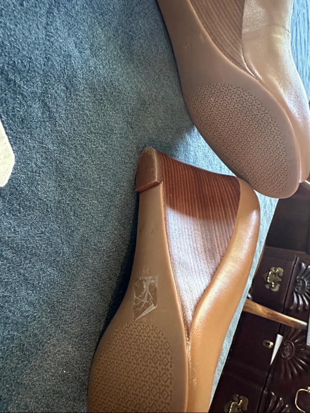 Tory Burch Tan Brown Leather Peep-Toe Pumps with Gold Logo Medallion size 10 - Picture 3 of 7